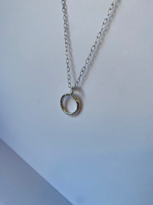 Sirkel i sølv med hamret overflate