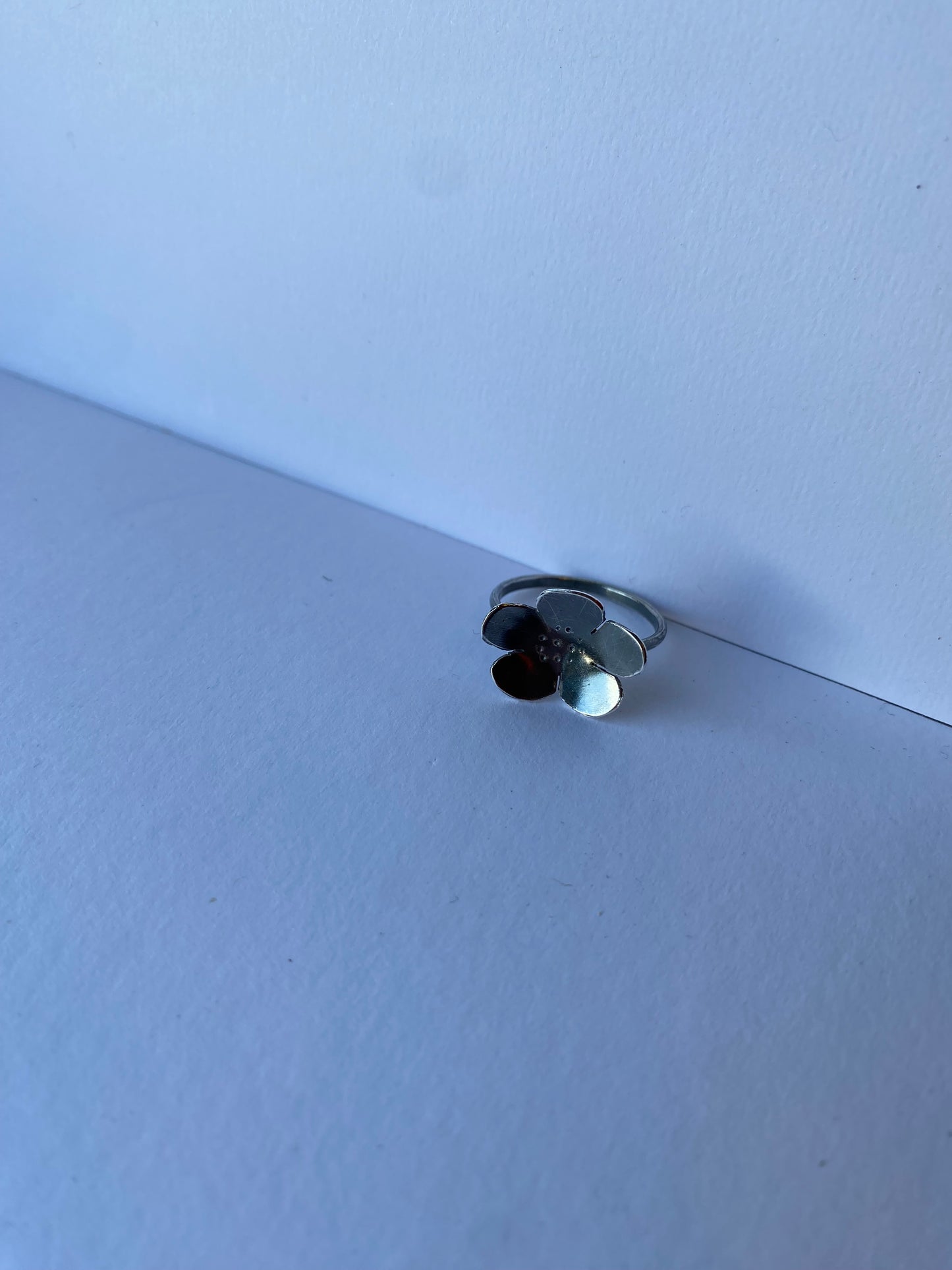 Blomsterring oxidert sølv