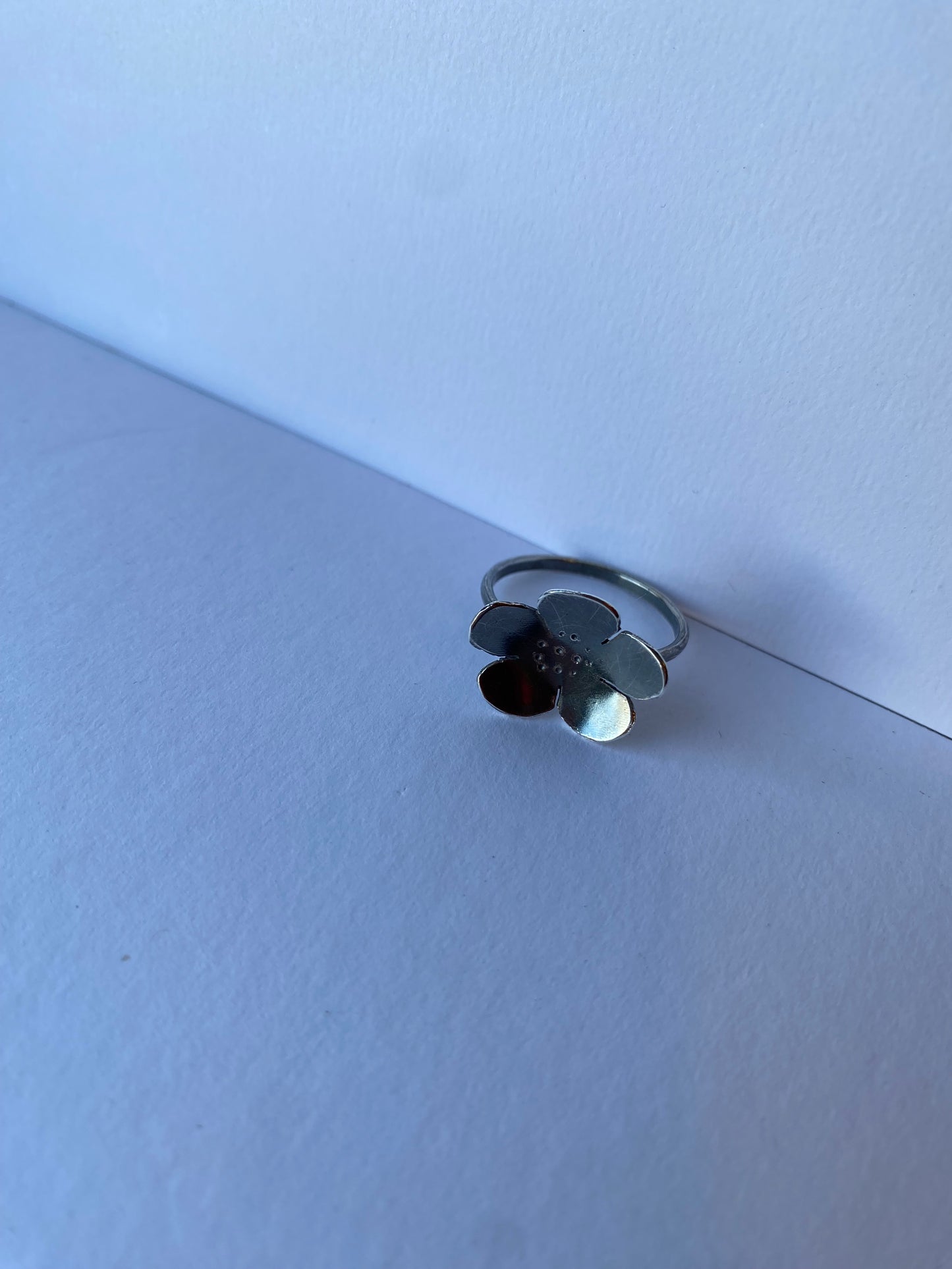 Blomsterring oxidert sølv