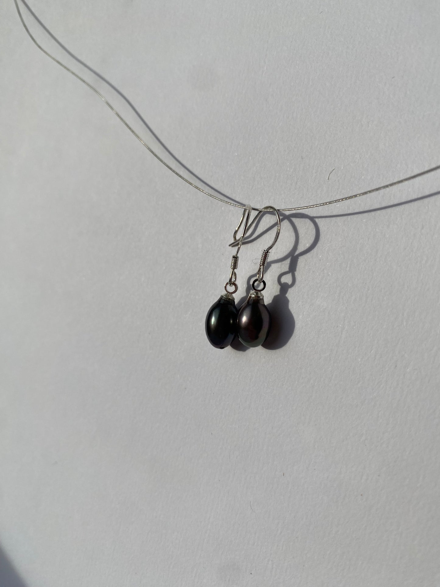 Øredobber sort perle i sølv