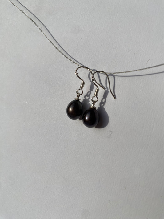 Øredobber sort perle i sølv