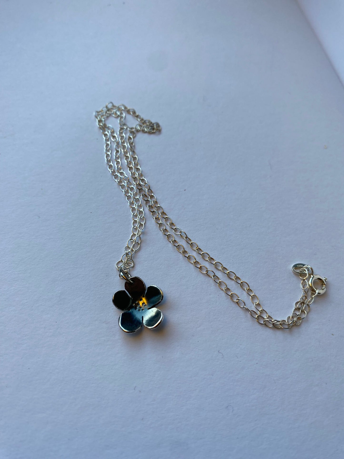 Blomsteranheng oxidert sølv