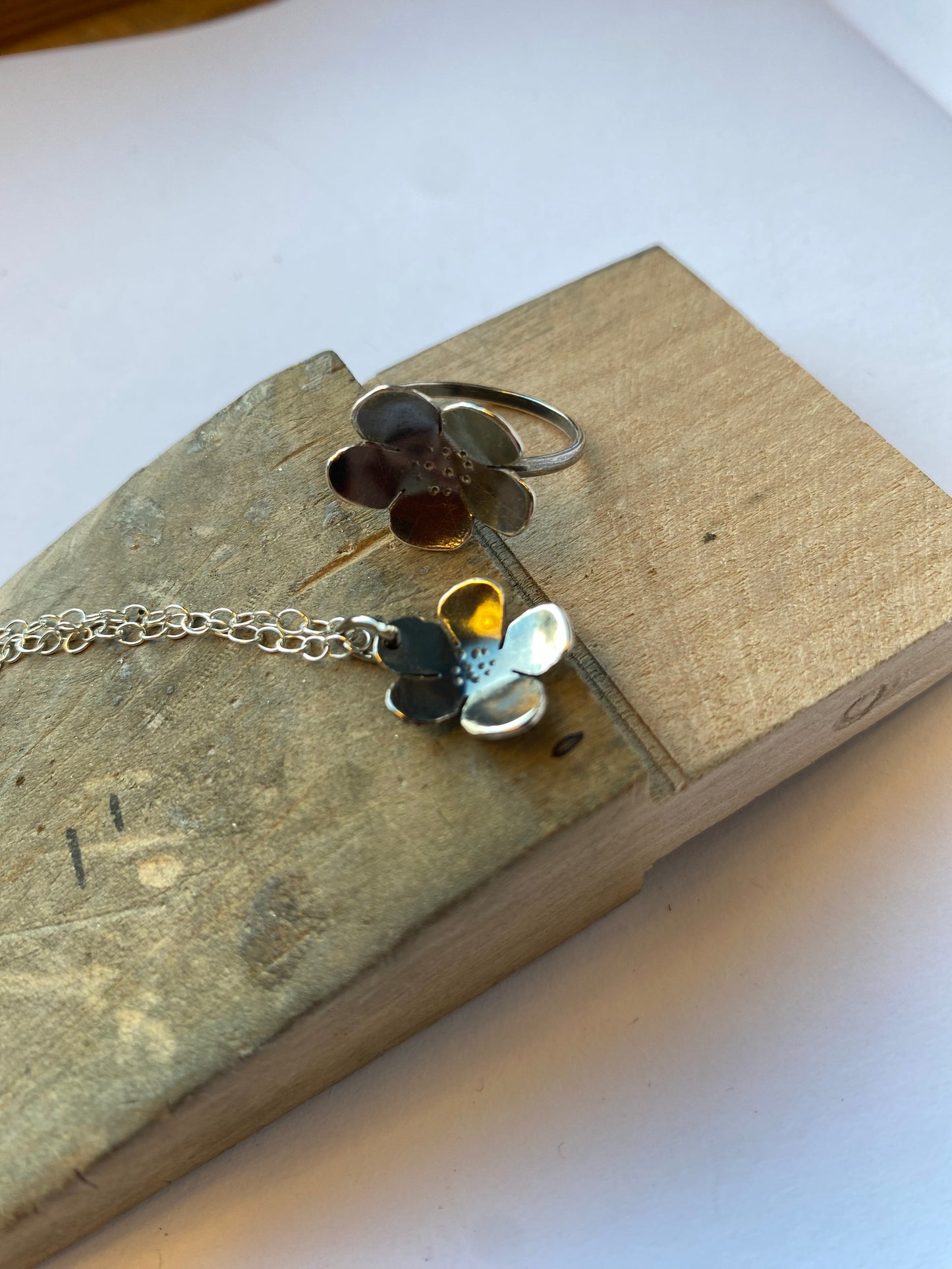 Blomsterring oxidert sølv