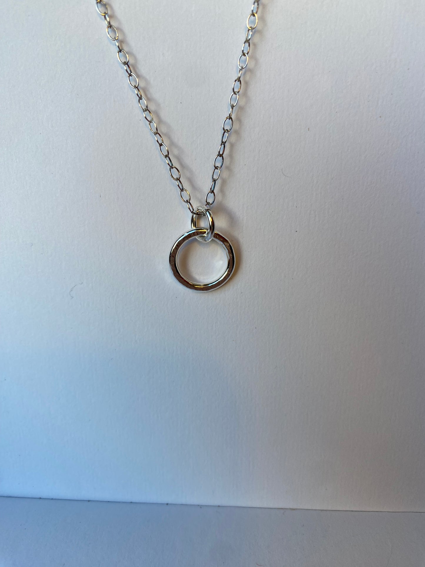 Sirkel i sølv med hamret overflate