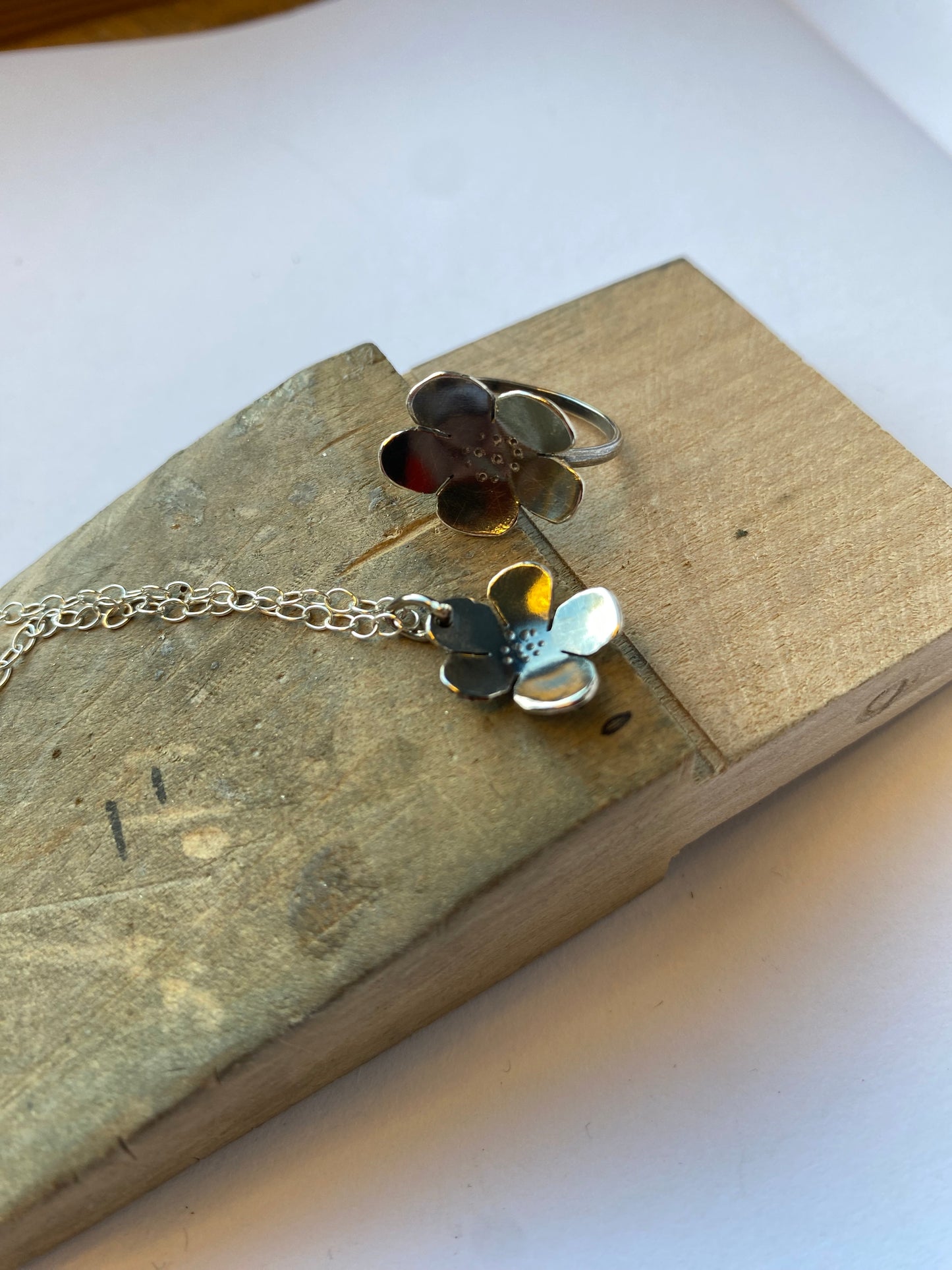 Blomsteranheng oxidert sølv