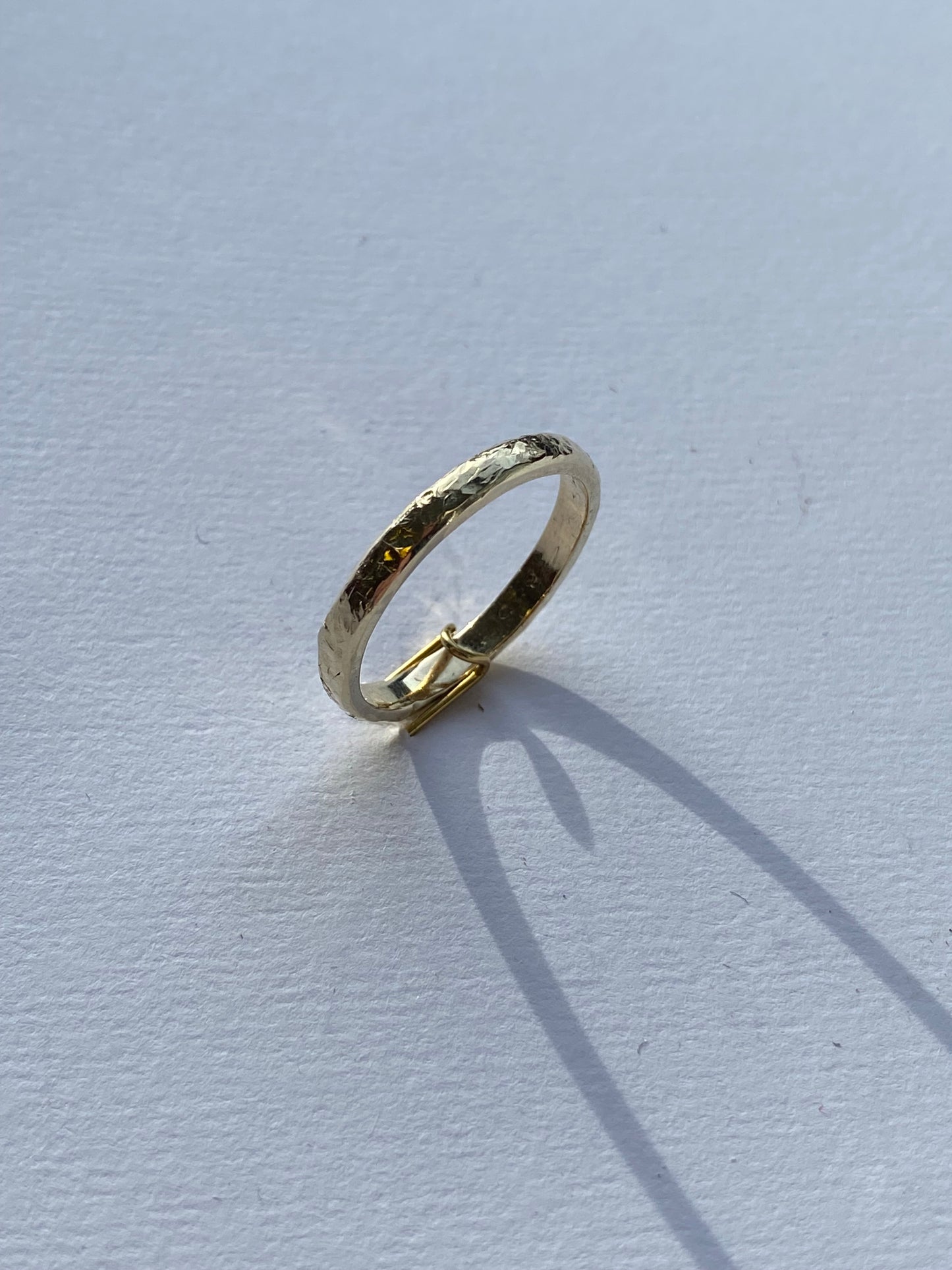 Forlovelse/ giftering i gult gull med hamret overflate