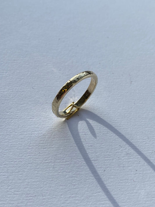 Forlovelse/ giftering i gult gull med hamret overflate