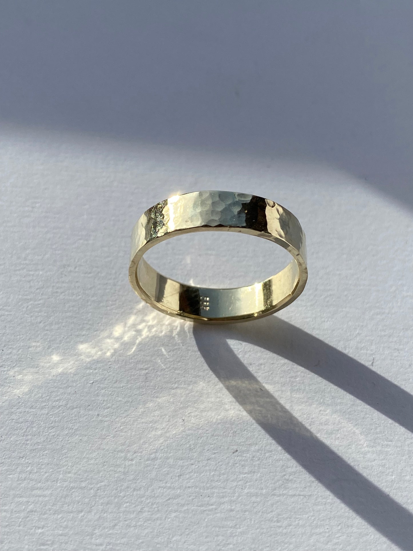 Giftering/forlovelse gult gull smidd overflate