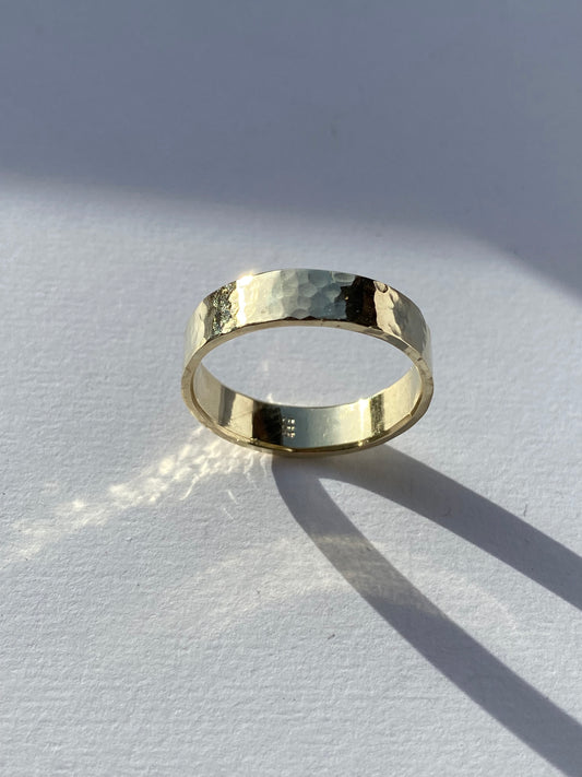 Giftering/forlovelse gult gull smidd overflate