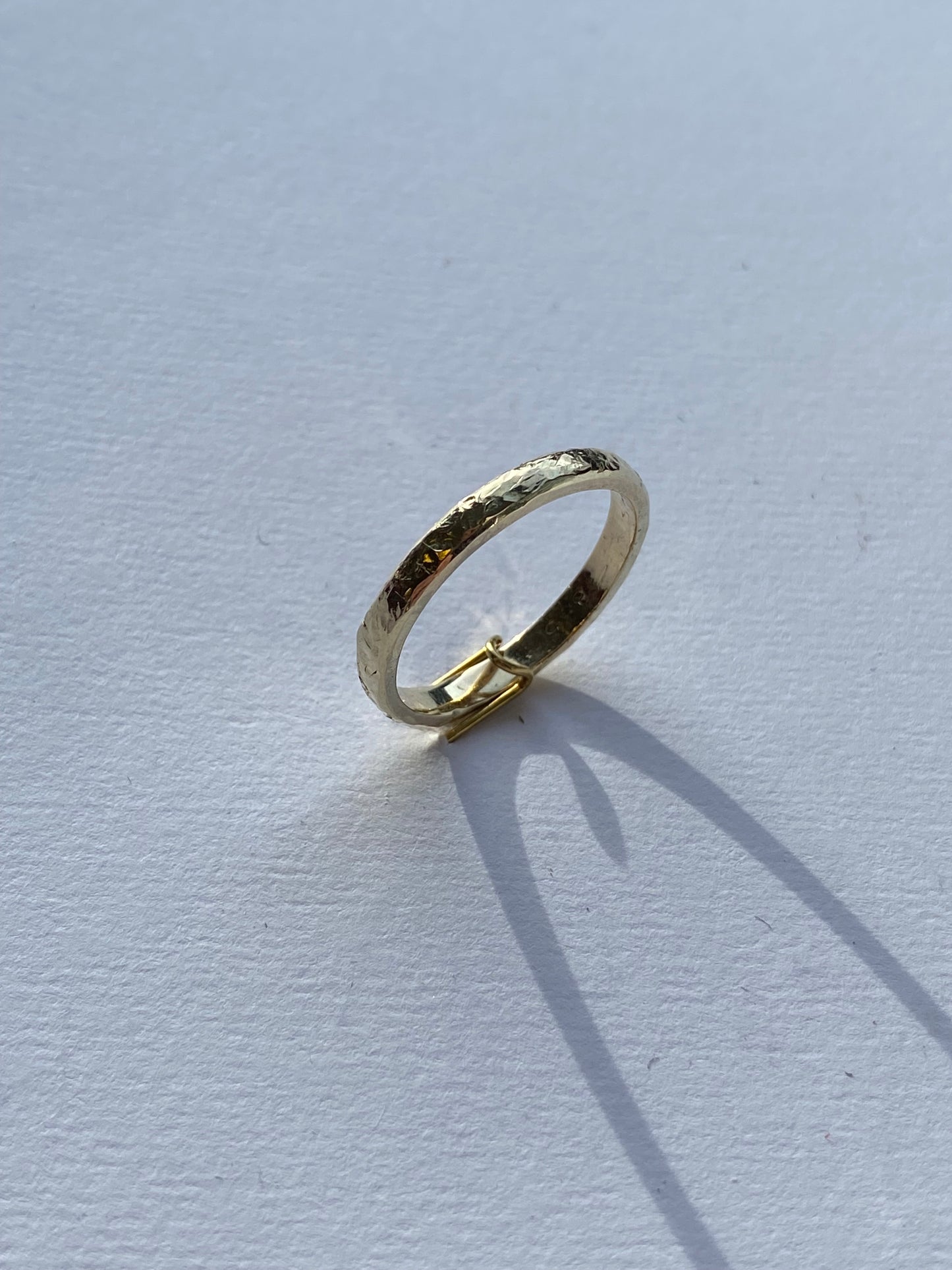 Forlovelse/ giftering i gult gull med hamret overflate