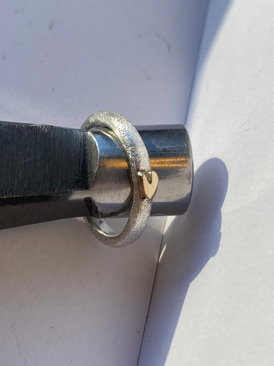 Sølvring med glatt gullhjerte