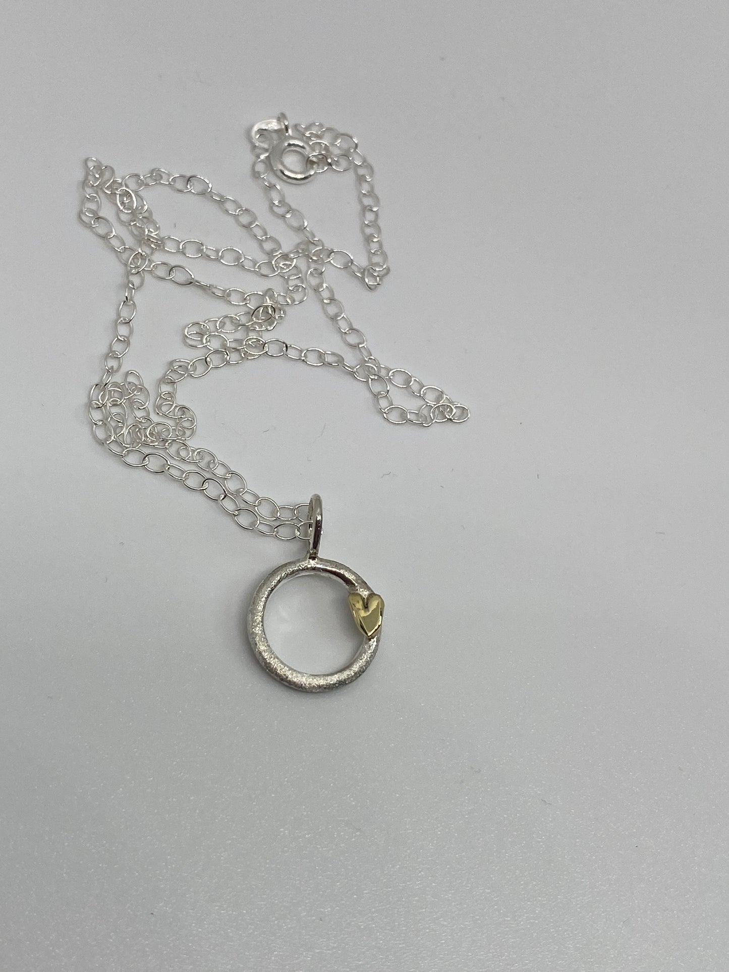 Sirkel med hjerte i gull