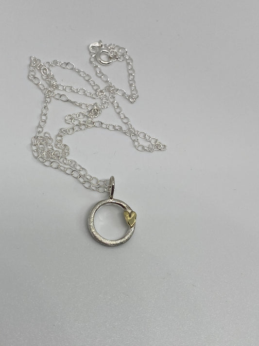 Sirkel med hjerte i gull