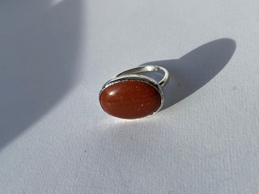 Ring med brun sandstein