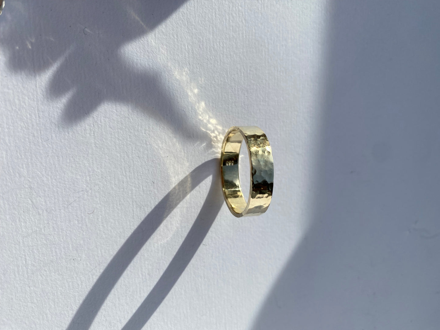 Giftering/forlovelse gult gull smidd overflate