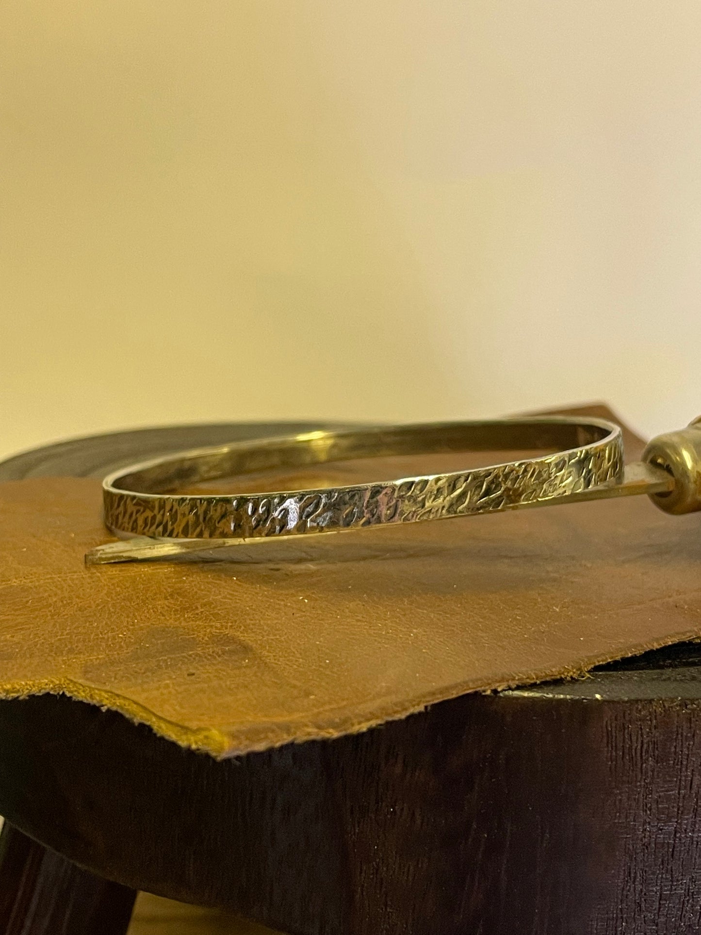 Smidd armring i oksidert sølv