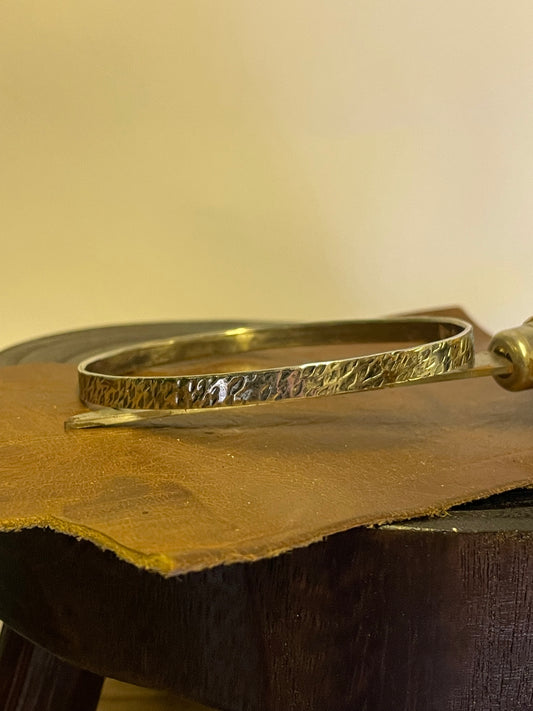 Smidd armring i oksidert sølv