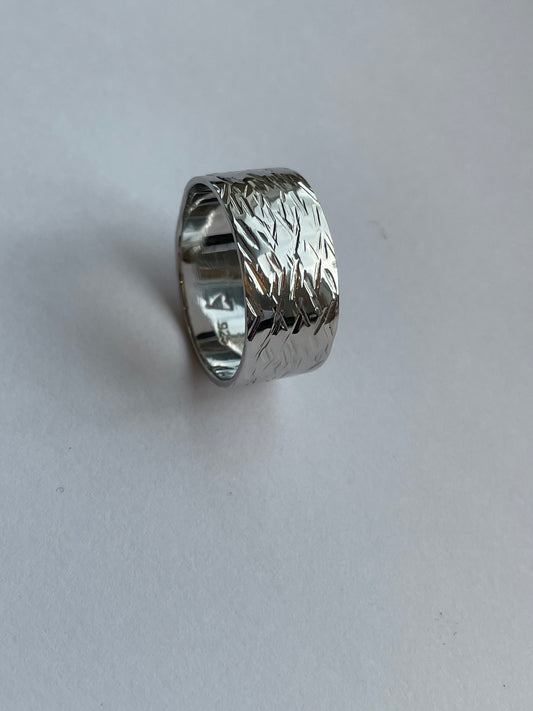 Bred sølvring med hamret overflate