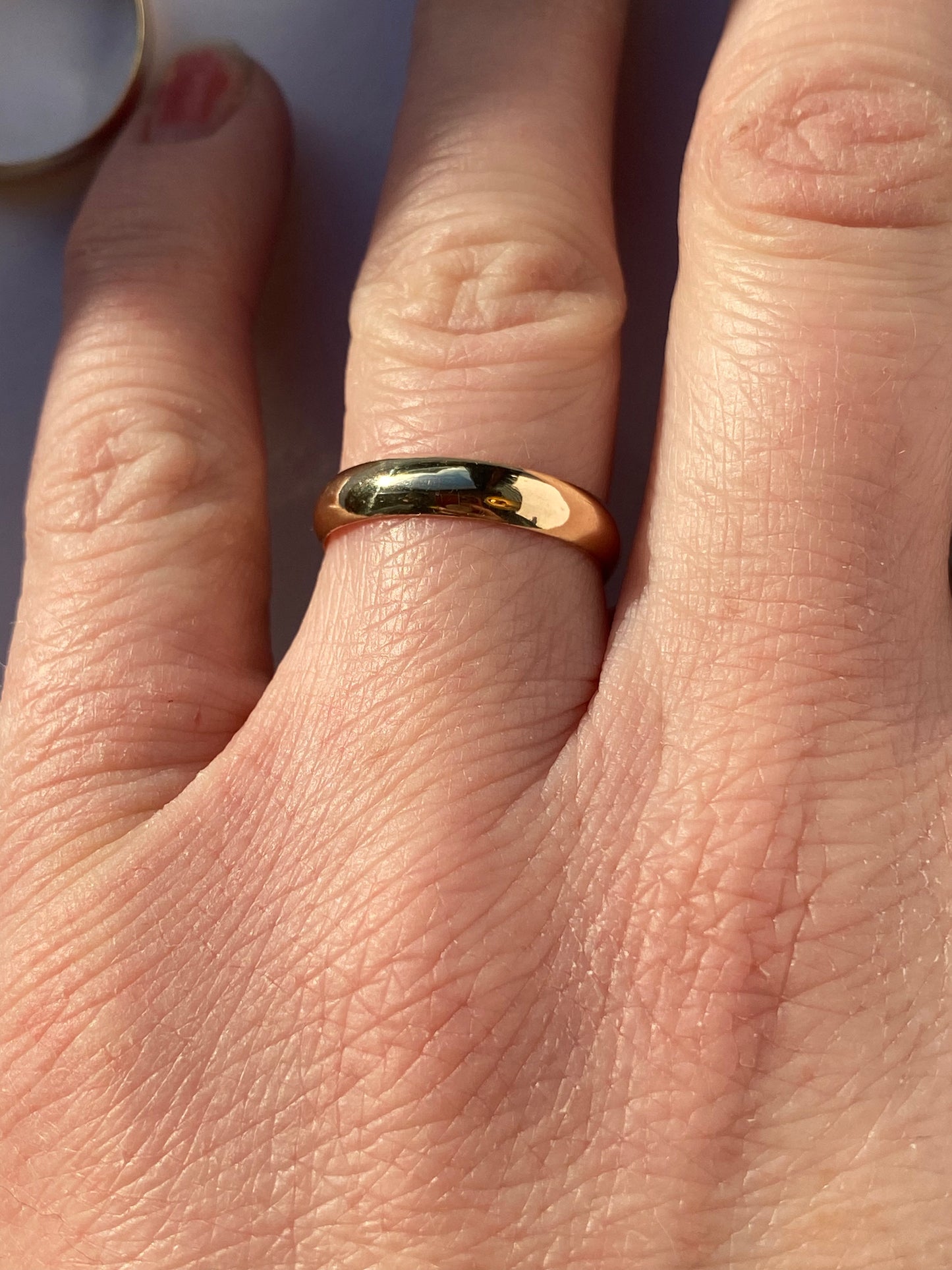 Glatt 4mm buet ring i gult gull