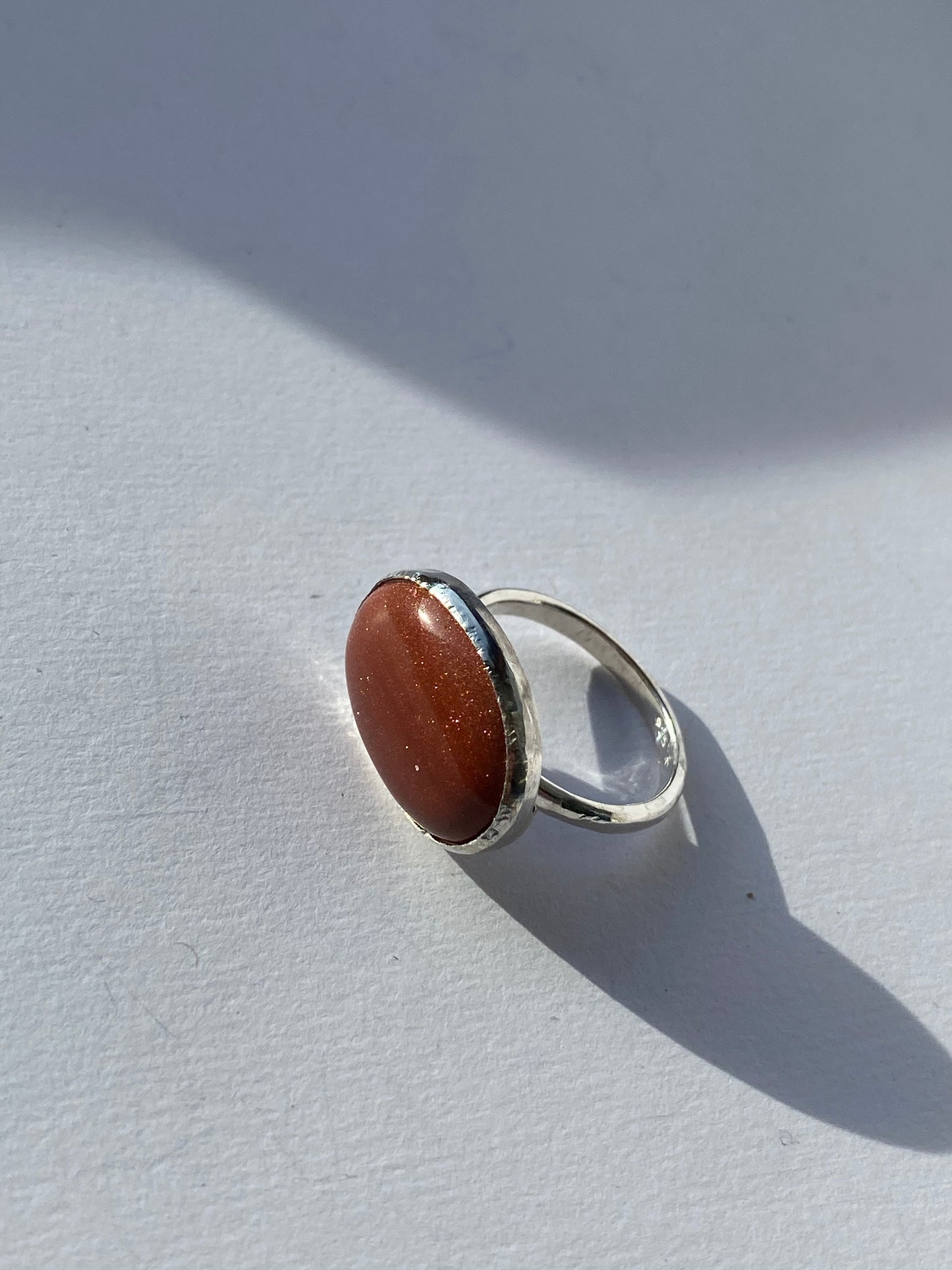 Ring med brun sandstein