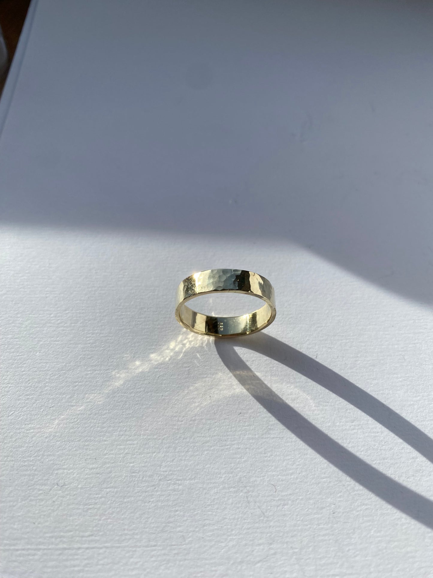 Giftering/forlovelse gult gull smidd overflate