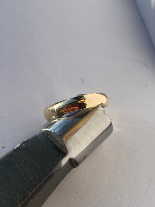Glatt 4mm buet ring i gult gull